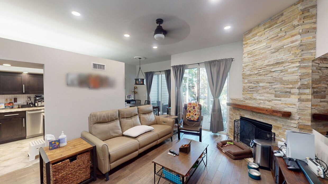 Foto principal - Beautiful 2-Bedroom/2-Bathroom Townhome