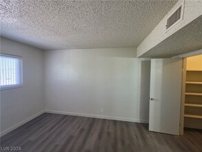 Building Photo - 615 S Royal Crest Cir