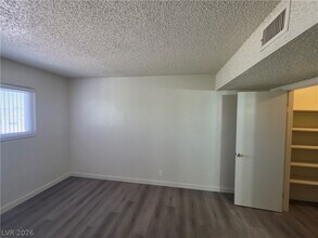 Building Photo - 615 S Royal Crest Cir