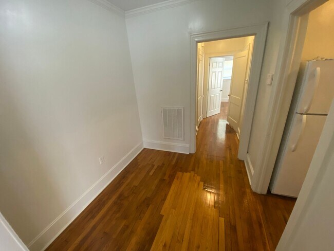 Foto del edificio - 1402 W Chapel Hill St
