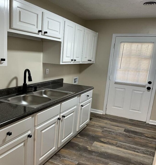 Building Photo - 142 Rushwood Dr