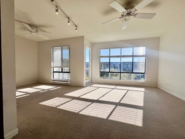 Foto del edificio - Sunny Top floor West facing Studio located...