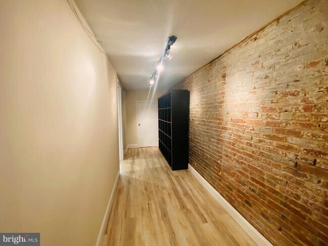 Building Photo - 1709 Bolton St