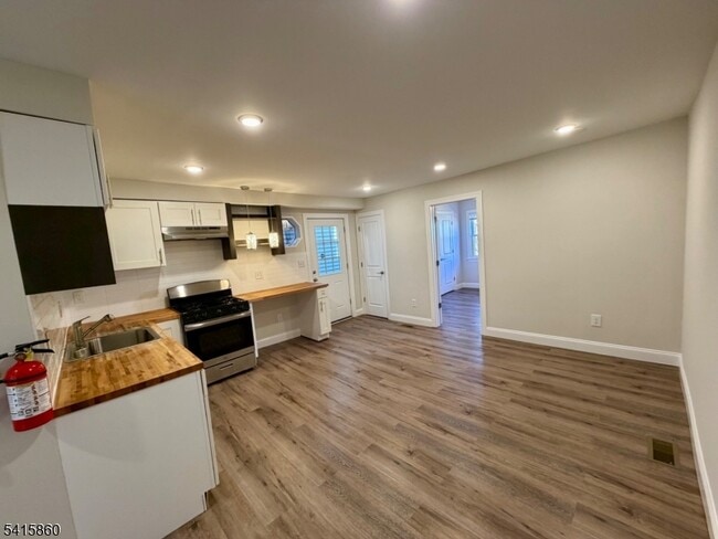 Foto del edificio - 114 Maple Ave