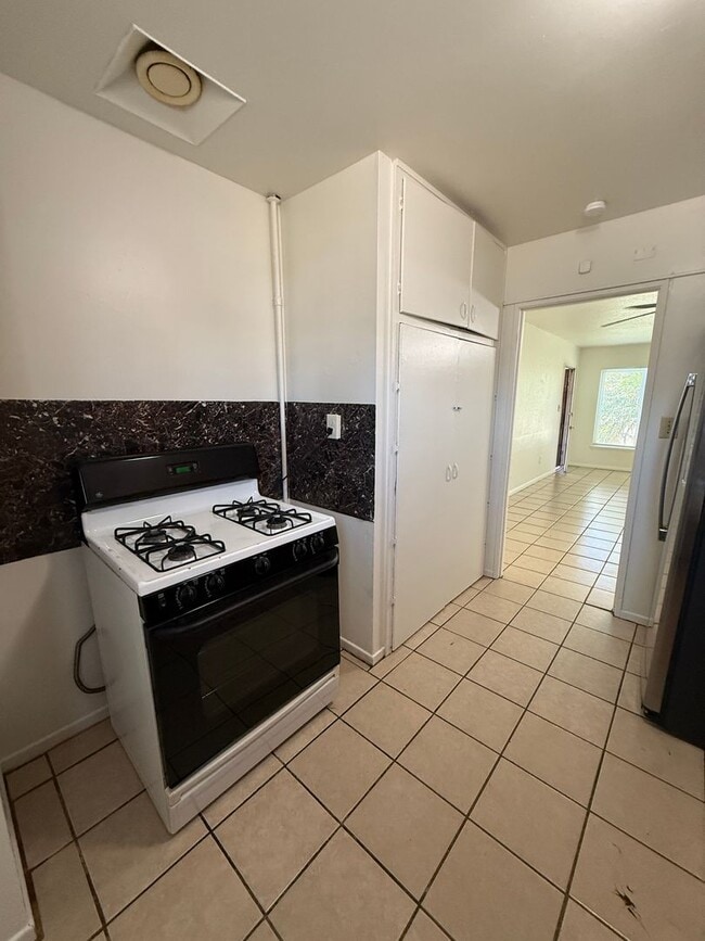 Building Photo - 3 Bedroom 1 Bathroom Home in San Diego