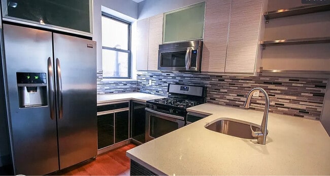 Building Photo - 404 Suydam St
