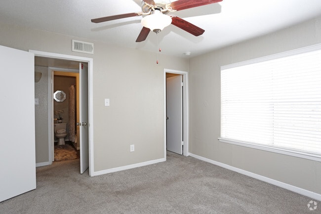 1BR, 1BA - 702SF - Veranda