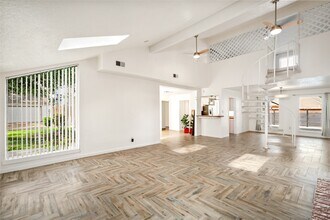 Building Photo - 707 Center Hill Dr