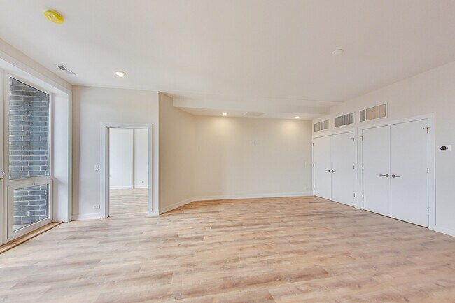 Foto del edificio - 2827 N Clybourn Ave