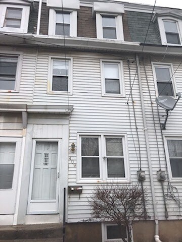 Primary Photo - 407 Powell St