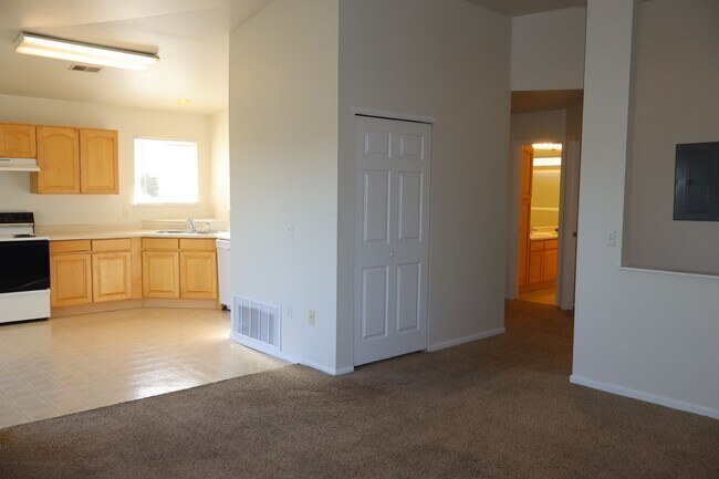 Building Photo - Bright 2 Bed, 2 Bath Condo w/ Garage & Poo...