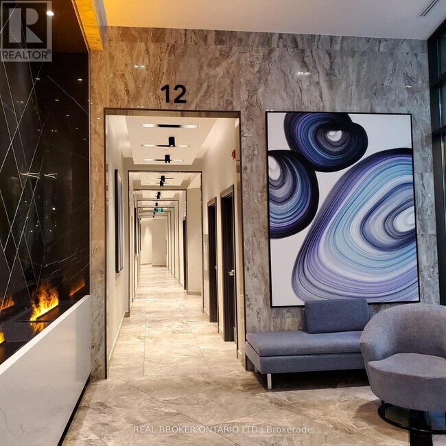 Photo du bâtiment - 12-2112 Yonge St