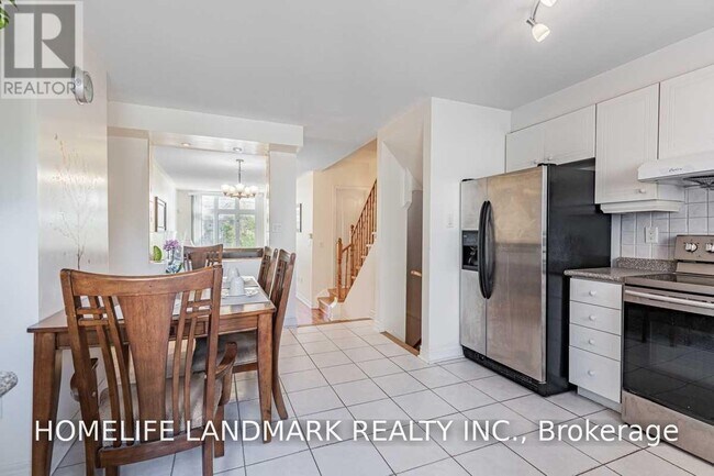 Photo du bâtiment - 66K Finch Ave W