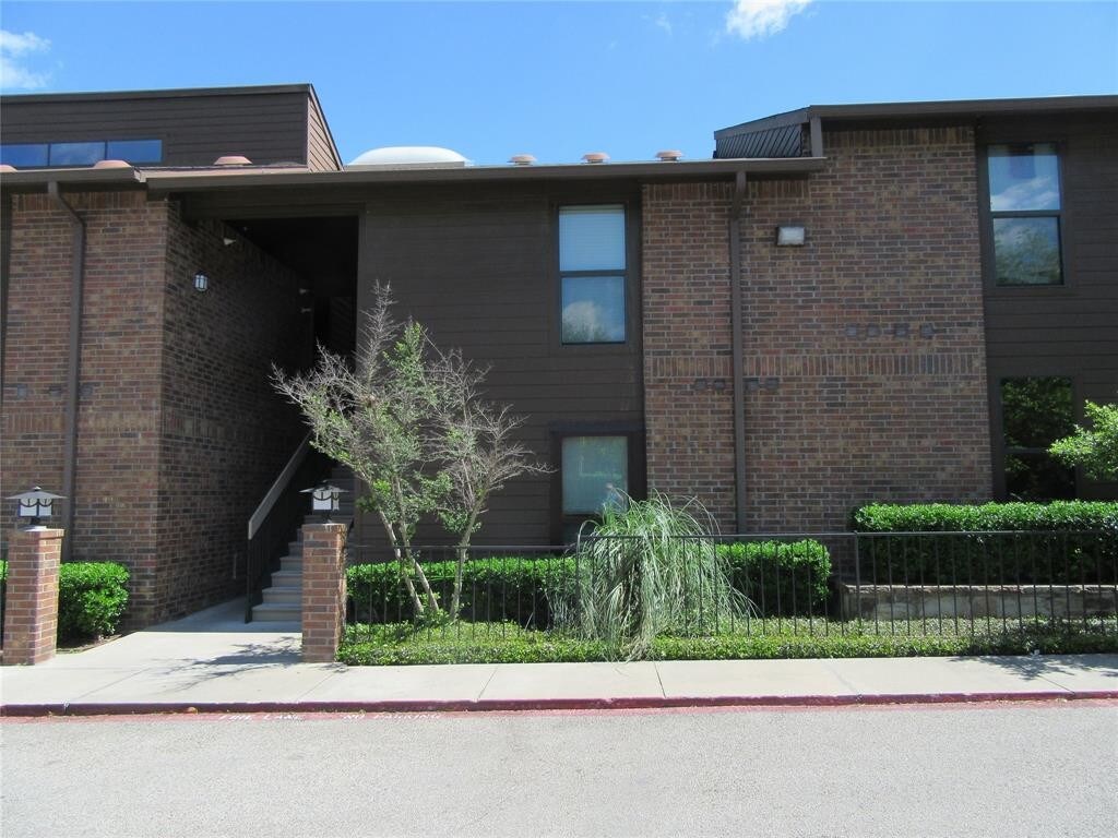 Primary Photo - 7522 Holly Hill Dr