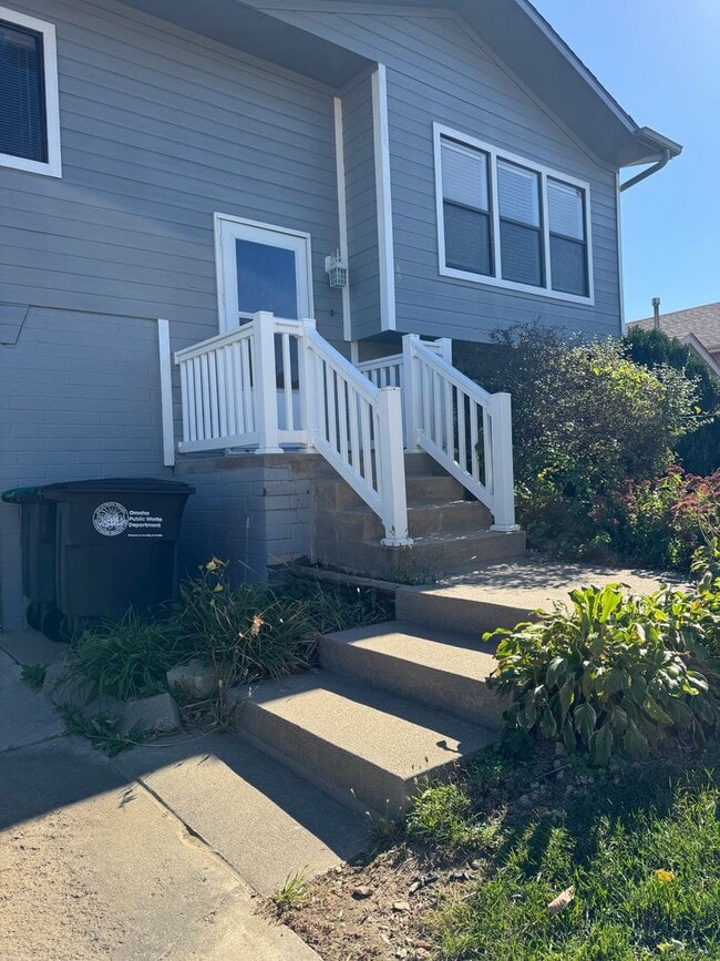 Foto del edificio - Bright and spacious split-entry home with a finished lower level, large yard, and plenty of updates!