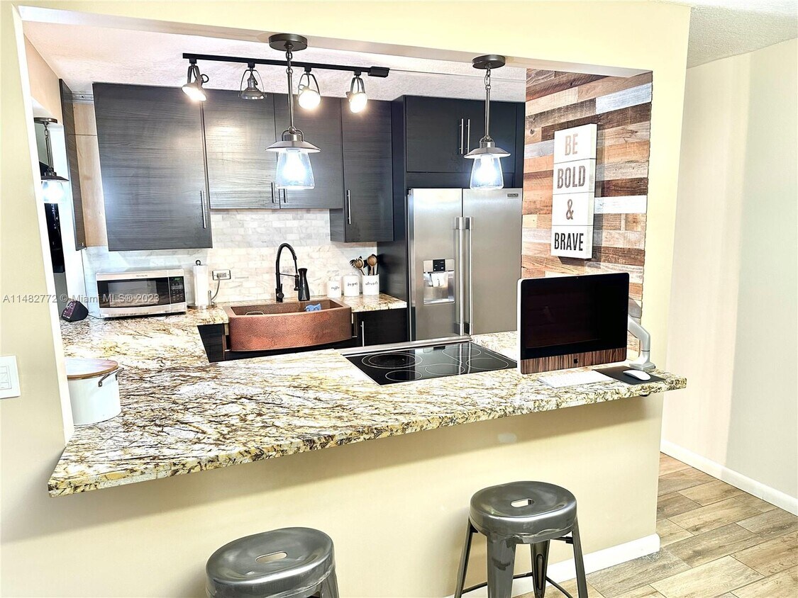 Foto principal - 9441 Live Oak Pl
