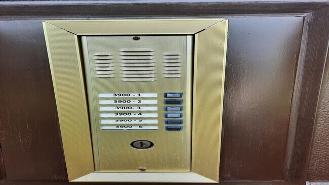 Foto del edificio - Spacious & Updated 2-Bed, 2-Bath Condo in Desirable Palatine Location