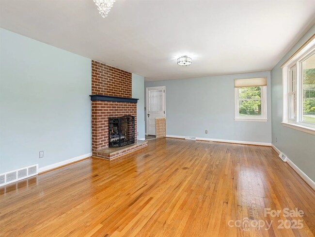 Building Photo - 1101 Cherokee Dr