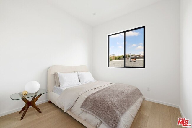 Foto del edificio - 1227 N Formosa Ave