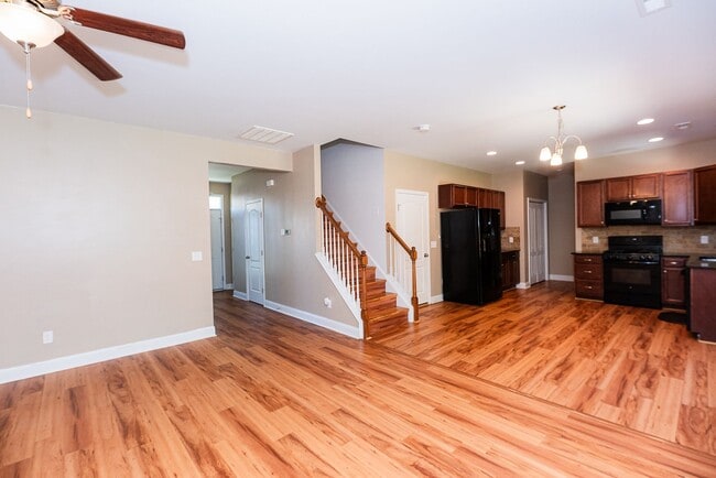 Building Photo - Amazing 4 bedrooms, 2.5 baths 2-story home...