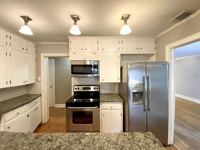 Building Photo - 261 East Oakview Place