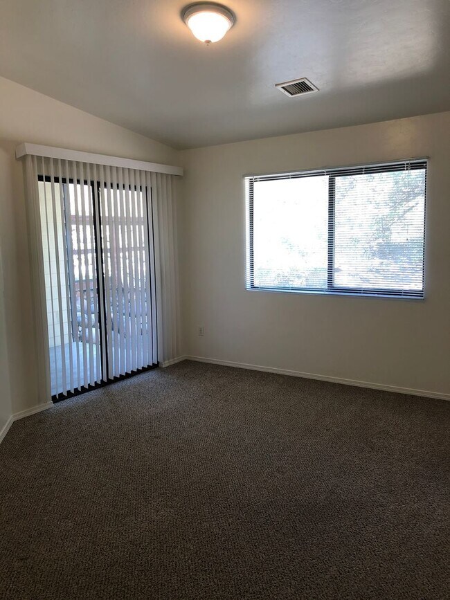 Building Photo - APPLY NOW - 554 Pineview Dr