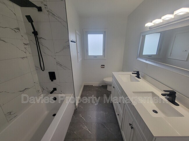 Photo du bâtiment - 9620-9675 75 Street NW