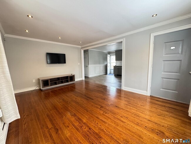 Foto del edificio - 1867 Broadbridge Ave