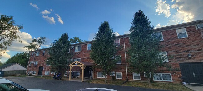 Foto del edificio - 10302 Eastview Ave