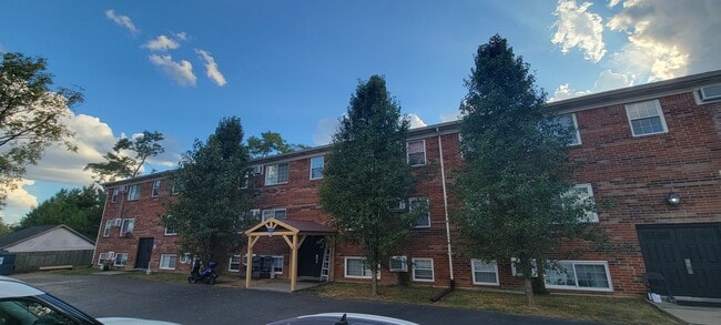Building Photo - 10302 Eastview Ave
