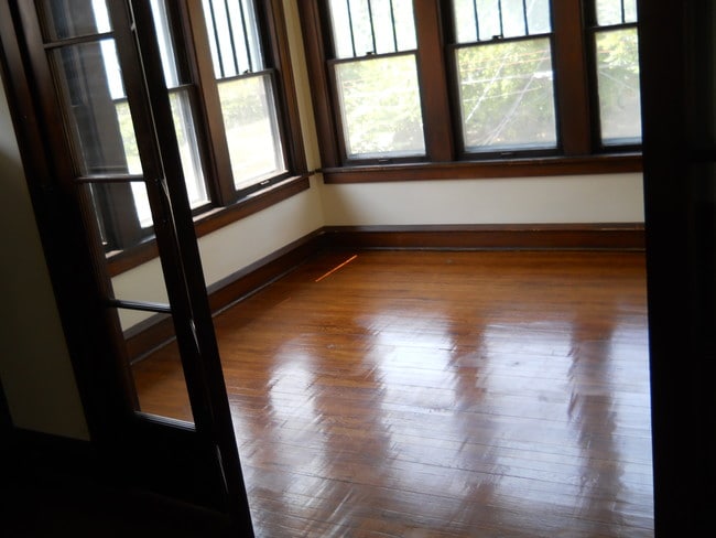 Building Photo - 2143 Eldred Ave