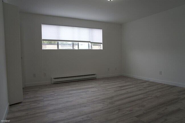Building Photo - 2 br, 1.5 bath Townhome - 240 South 152nd ...