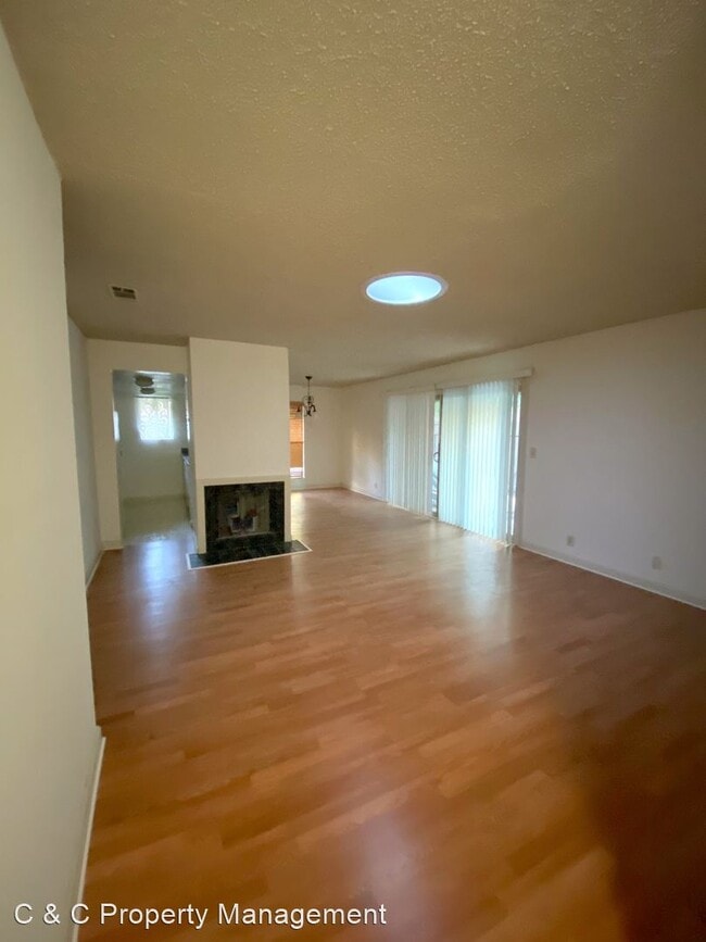 Building Photo - 215 Red Oak Dr W