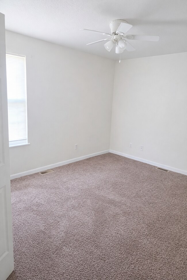 Foto del edificio - Spacious 2 Bed Downstairs Unit – W/D Hookups, Stove, Refrigerator, Water & Trash Included