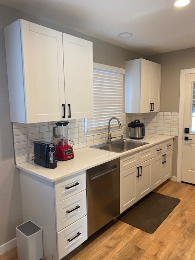 Building Photo - Furnished or Unfurnished House Located In ...