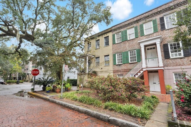 Building Photo - Fully Restored Historic Row House on the m...