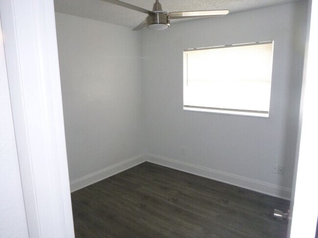 Foto del edificio - 572 Santiago Ave