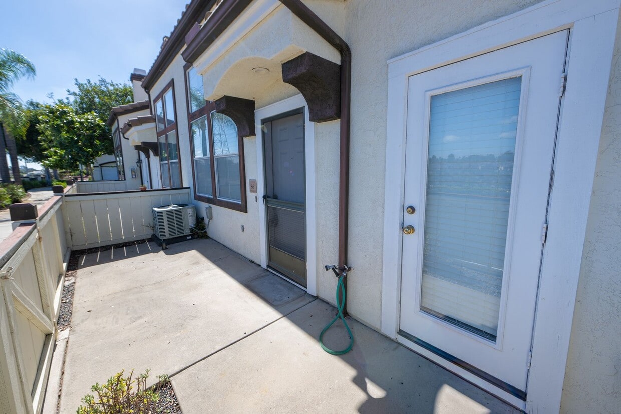 Primary Photo - Beautiful 2 bed 2.5 bath condo available n...