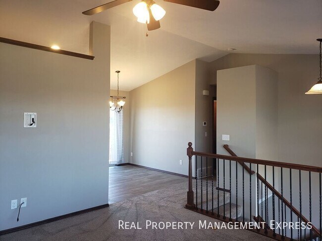 Building Photo - Lovely 4 Bed 2 Bath Home with a Huge Deck and Massive Fenced-in Yard