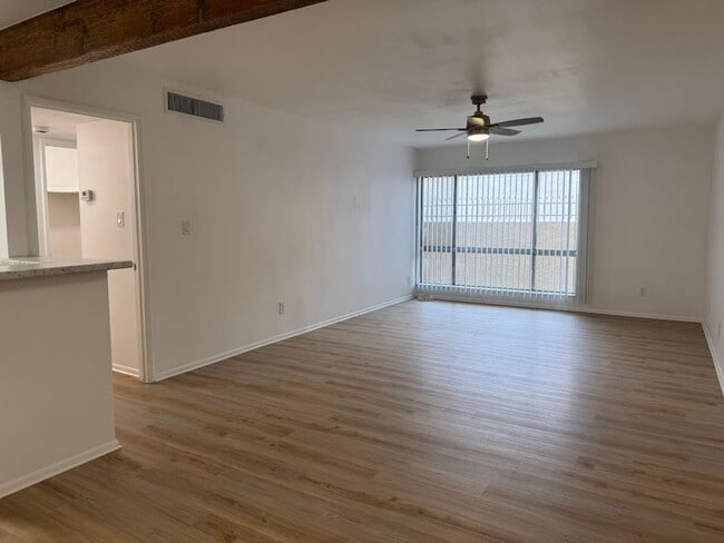 Building Photo - $400 Off Move-In - 1 Bed Condo with Utilities Included