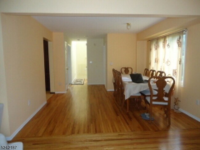 Building Photo - 30 Edgefield Dr