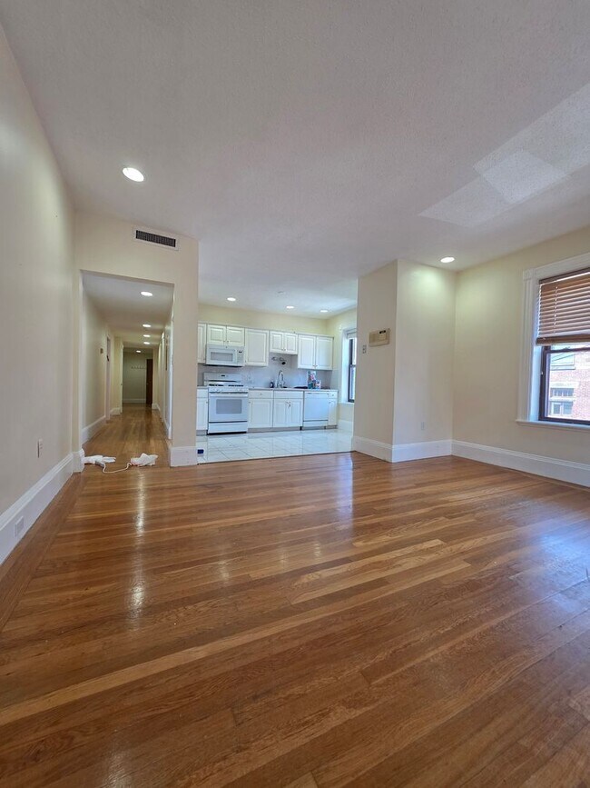 Foto del edificio - No Brokers Fee, Central Heat/AC, Garage Pa...