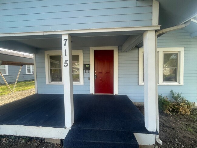 Building Photo - All brand new and updated, conveniently located in the heart of Norman!