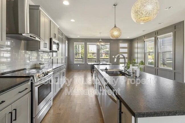 Building Photo - 1507B 14th Ave N