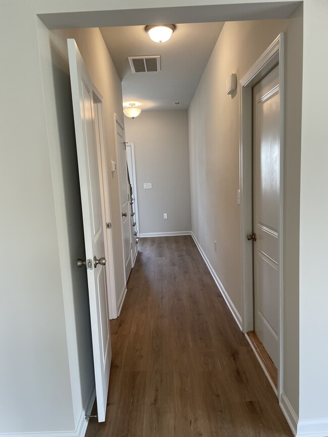 Building Photo - 809 Holland Loop