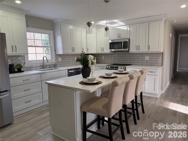 Building Photo - 2411 Kimway Dr