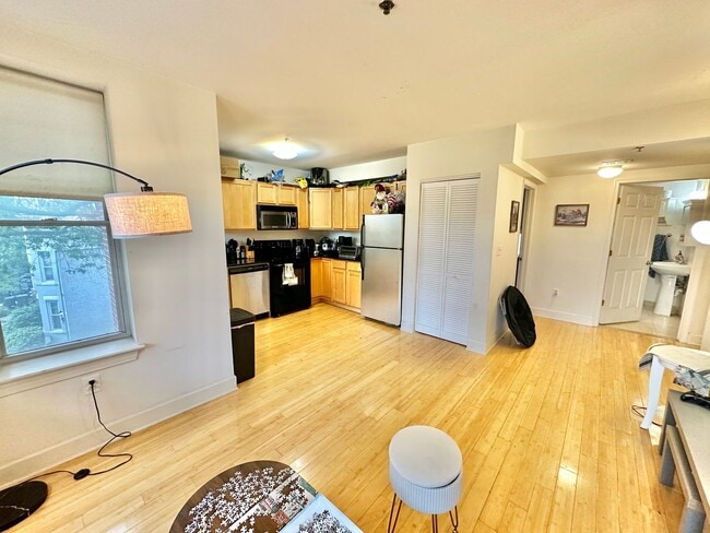 Building Photo - Great 2 bed 1 bath in Eckington/Bloomingda...