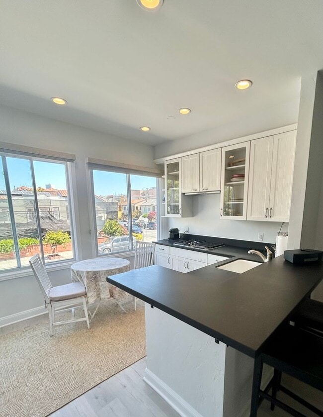 Building Photo - Charming Furnished Marina Studio