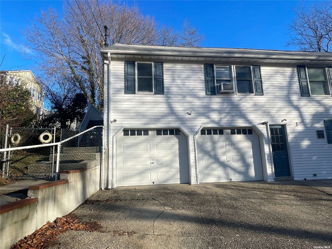 124 E Rd, Wading River, NY 11792 Room for Rent in Wading River, NY