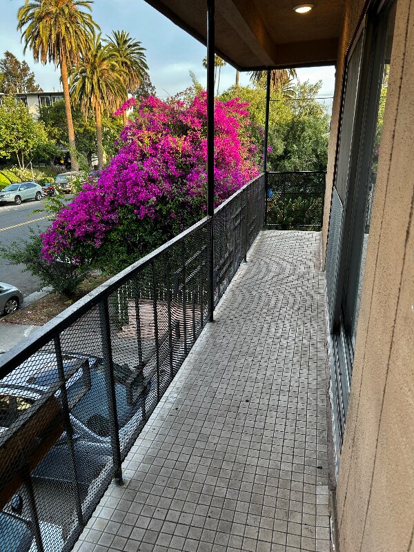 Foto del edificio - 1339 Hobart Blvd